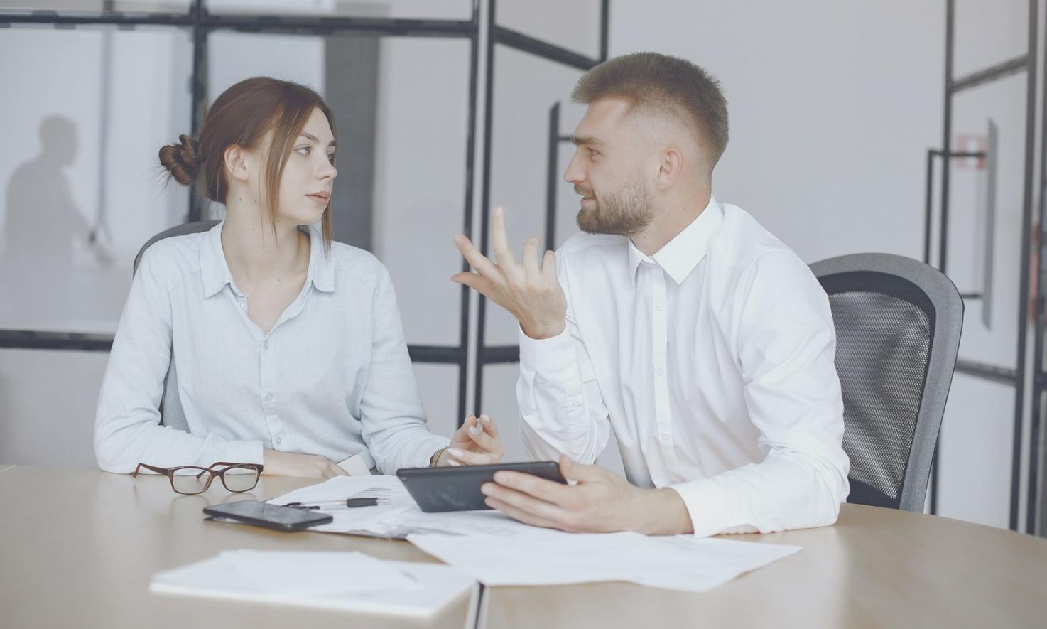 Equipo SwiftLearn trabajando en estrategias de ventas