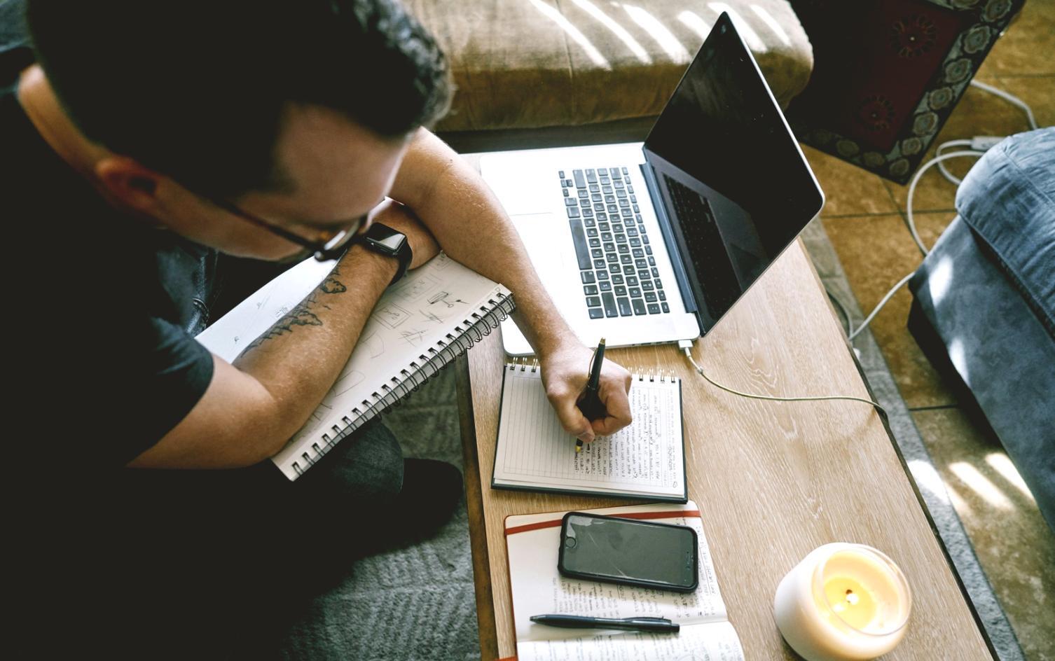 Sesión de práctica con materiales de estudio de ventas