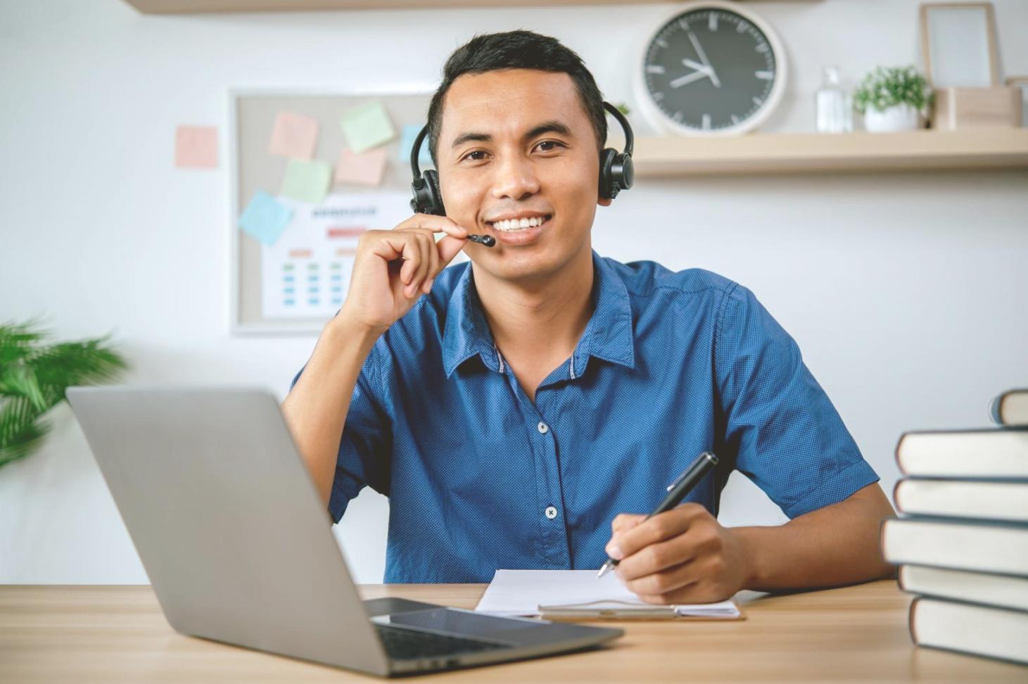Modernas instalaciones del centro de formación SwiftLearn en Mendoza con aulas equipadas y espacios colaborativos