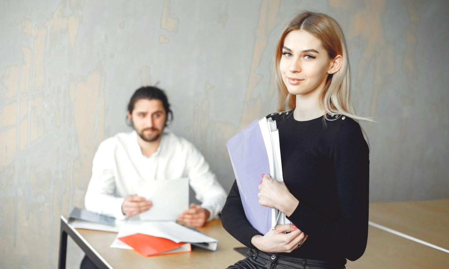 Estudiante revisando materiales de técnicas de ventas financieras
